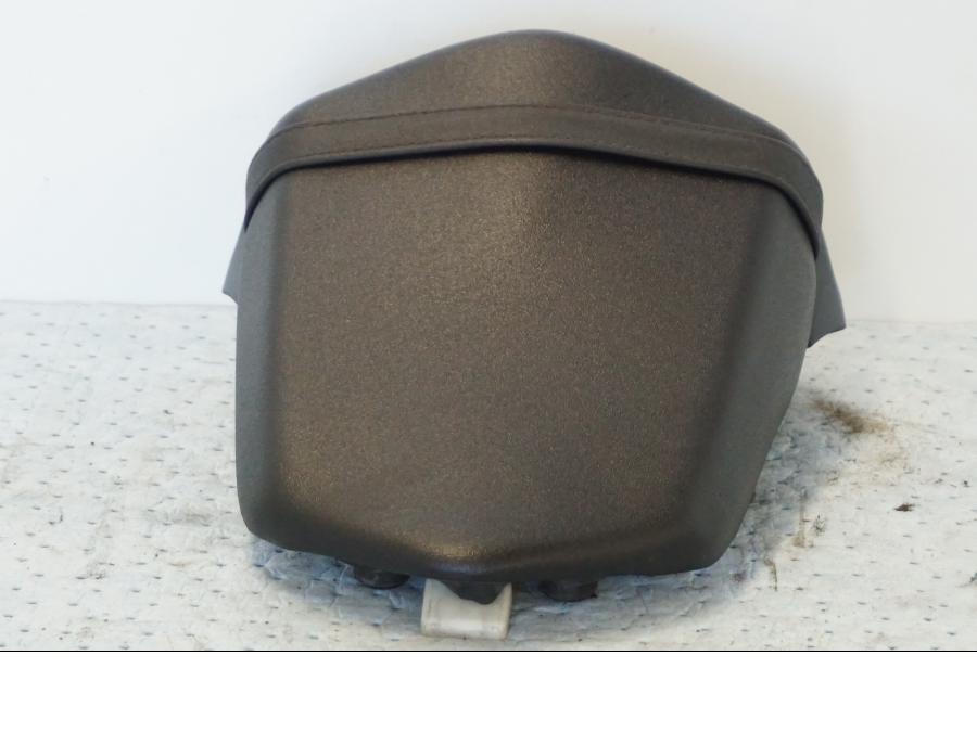 Snett uppifrån på Sadel från en Suzuki GSX 1300 BK -2008 motorcykel.