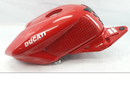Baksidan på Bensintank från en Ducati 848 -2010 motorcykel.