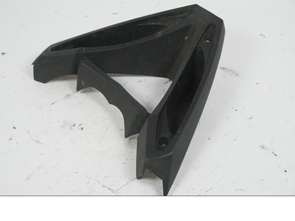 Vänster sida på Trekanten från en Yamaha XJ 6 -2011 motorcykel.