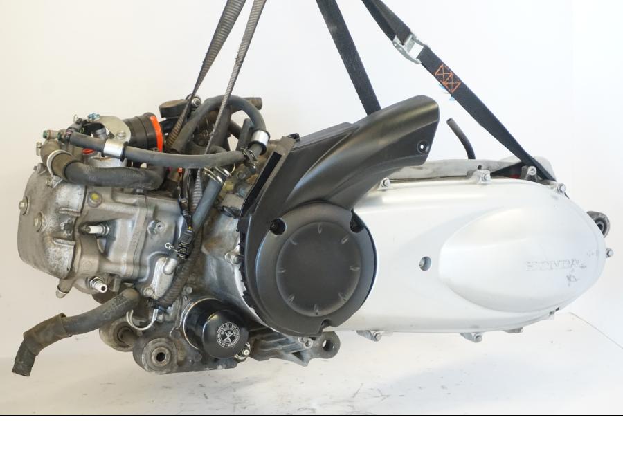Framsidan på Motor från en Honda SH 300 A -2011 scooter.