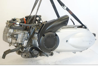 Framsidan på Motor från en Honda SH 300 A -2011 scooter.