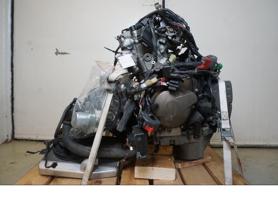 Framsidan på Motorpaket från en Kawasaki ZX-6R -2005 motorcykel.