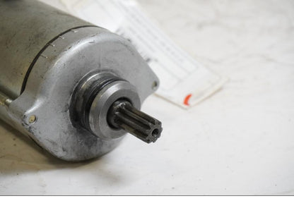 Baksidan på Startmotor från en Honda CB 600 Hornet -2005 motorcykel.