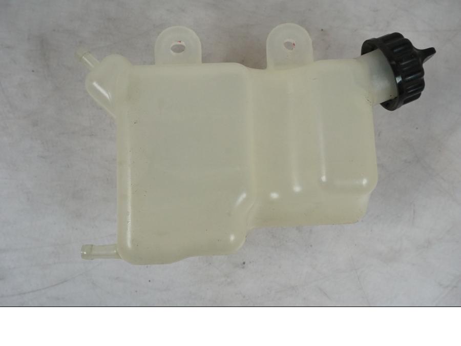 Snett nerifrån på Vattenexpansionskärl från en Kawasaki Z 900 -2019 motorcykel.