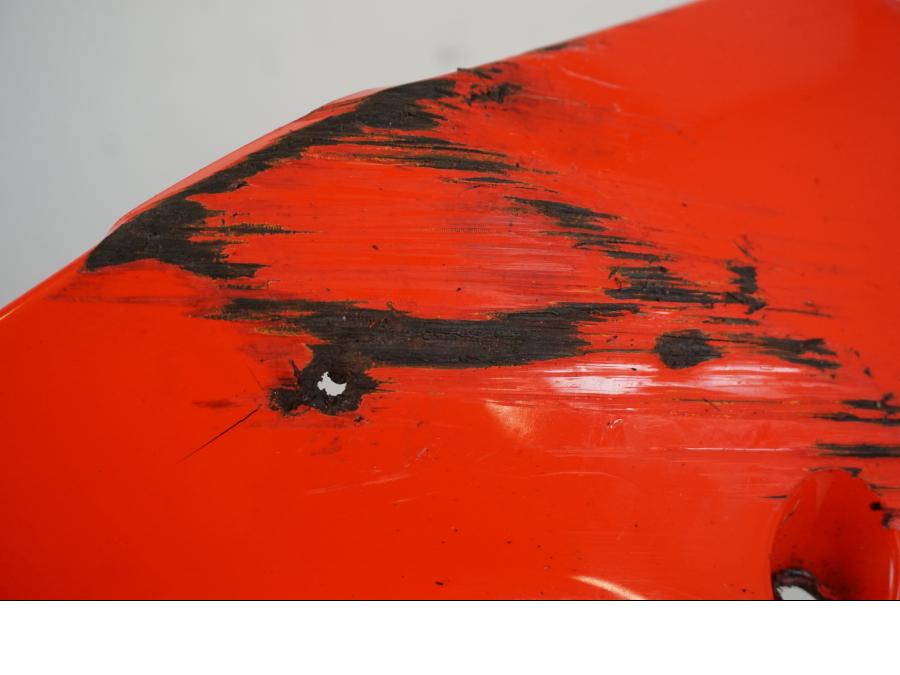 Extrabild3 på <p>Magkåpa höger från Aprilia RSV 1000 R Factory 2008.</p>

<p>Skrapmärken, ett mindre hål, mindre spricka, repor och</p>

<p>lacksläpp se bilder.</p> motorcykel.