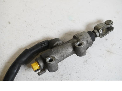 Vänster sida på <p>Bromshuvudcylinder bak från Kawasaki ER-6N ABS 2010.</p>

<p>Okej skick.</p> motorcykel.