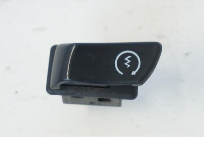 Framsidan på Tryckknappsreglage från en Honda SH 300 A -2011 scooter.