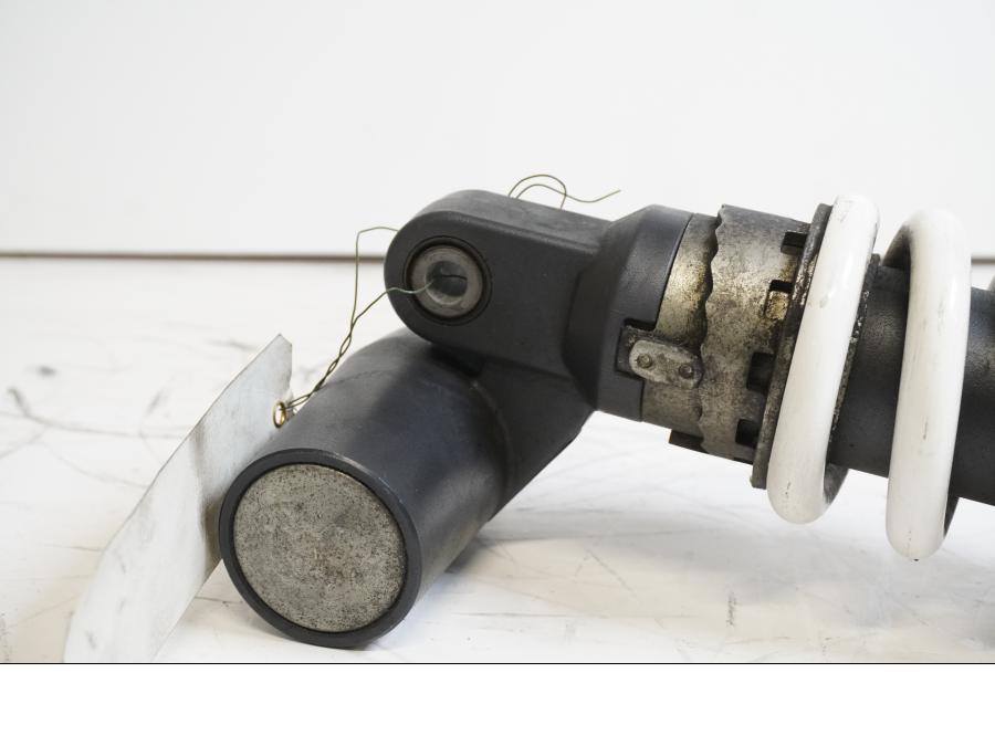 Baksidan på Stötdämpare från en Honda CBR 900 RR -2000 motorcykel.