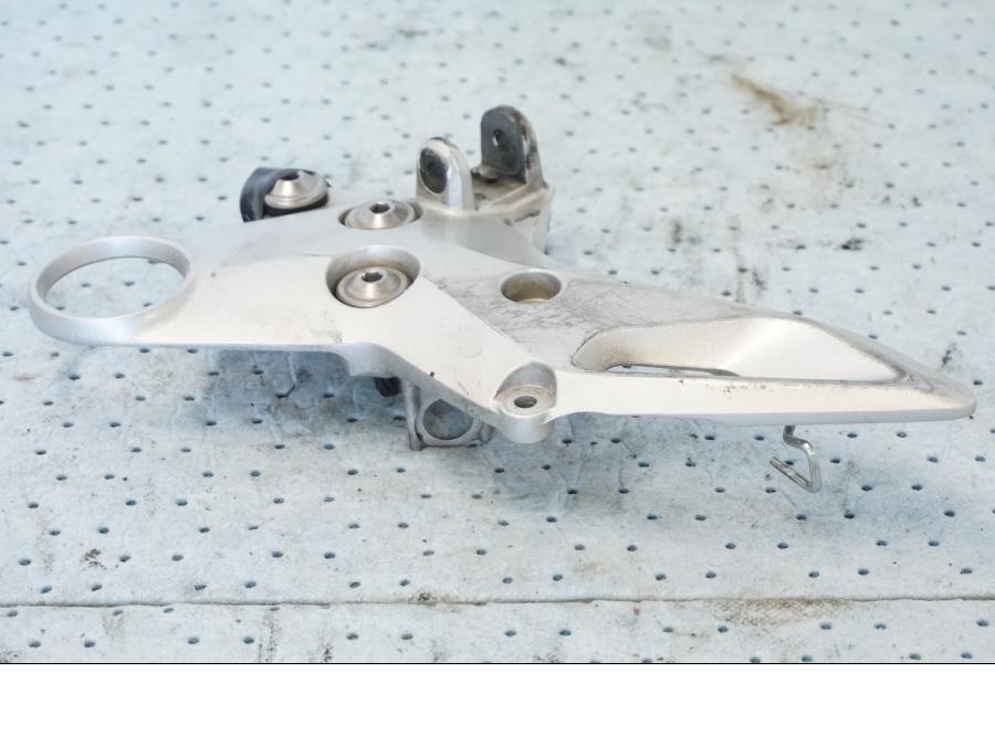 Vänster sida på Fotpinnefäste från en Suzuki GSX 1300 BK -2008 motorcykel.