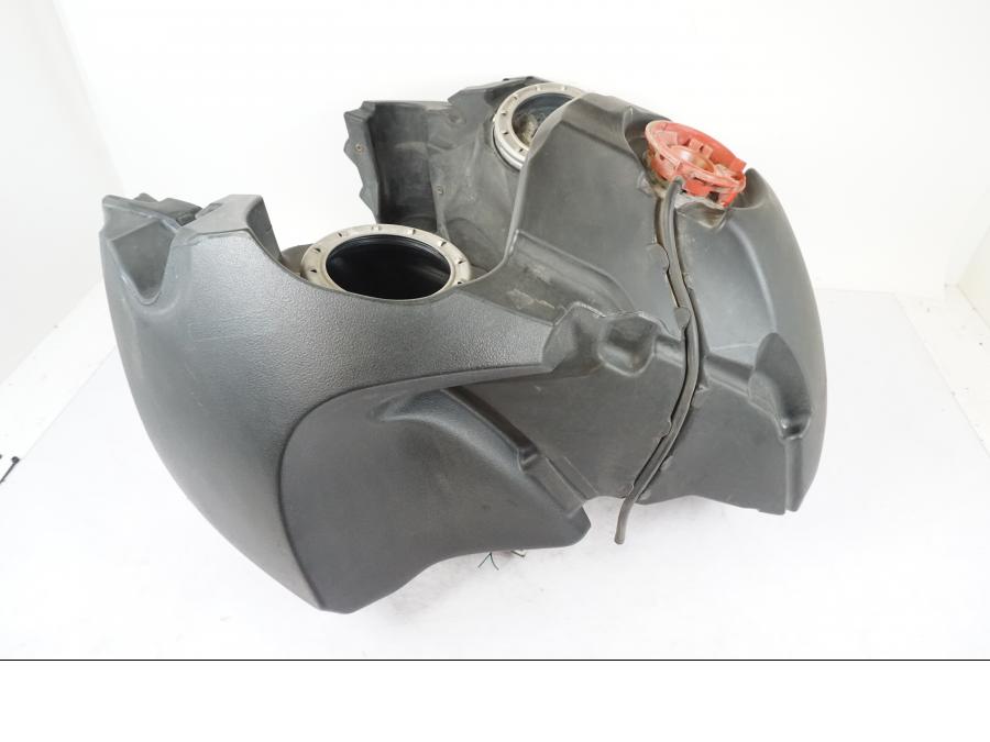 Framsidan på Bensintank från en BMW R 1200 GSA -2012 motorcykel.