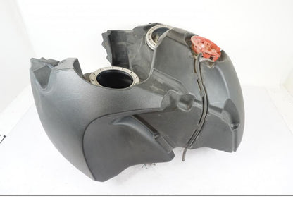 Framsidan på Bensintank från en BMW R 1200 GSA -2012 motorcykel.