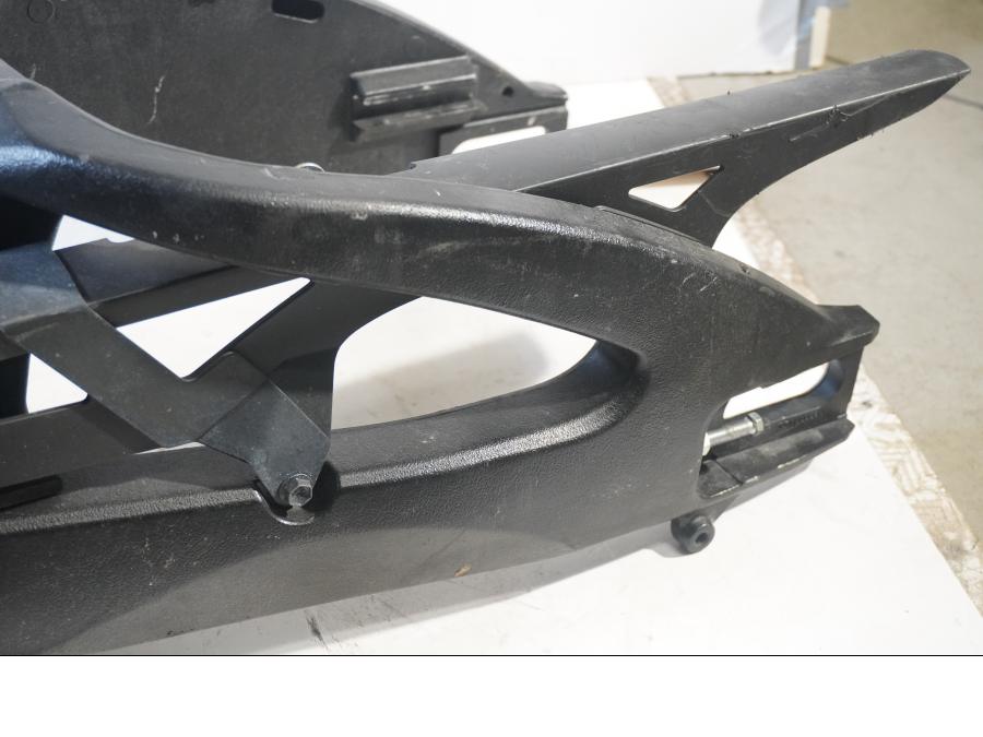 Höger sida på Sving från en Suzuki GSX-S 1000 -2015 motorcykel.