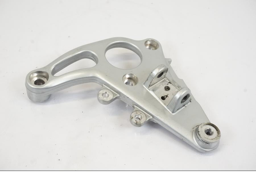 Framsidan på Fotpinnefäste från en BMW R 1150 RS -2003 motorcykel.