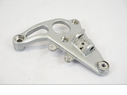 Framsidan på Fotpinnefäste från en BMW R 1150 RS -2003 motorcykel.