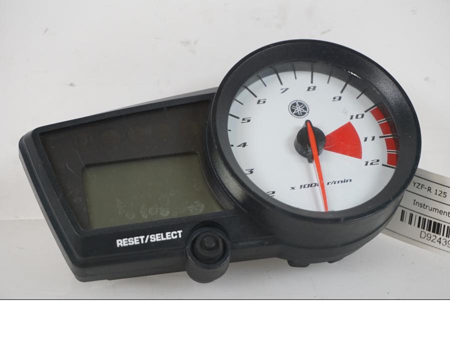 Framsidan på Instrumentpanel från en Yamaha YZF-R 125 -2008 motorcykel.