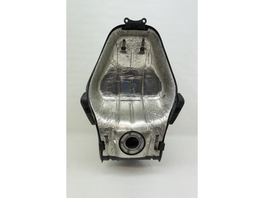 Vänster sida på Bensintank från en Suzuki GSX 1300 R -2003 motorcykel.