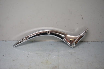 Framsidan på Bakskärmstag från en Suzuki VL 800 -2001 motorcykel.