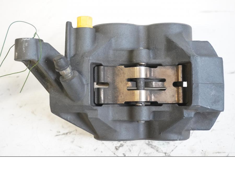 Baksidan på Bromsok från en Yamaha YZF R6 -2000 motorcykel.