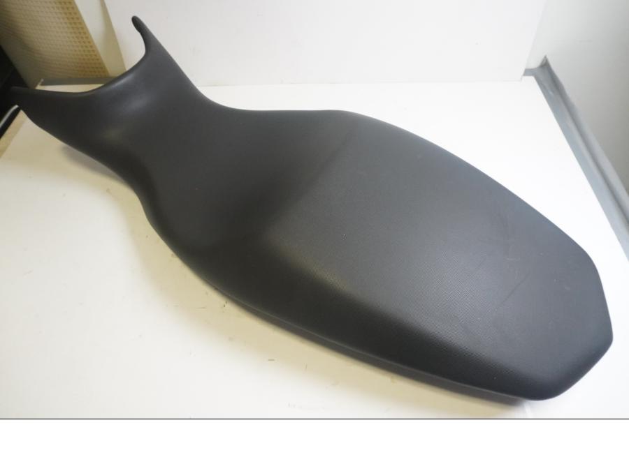 Framsidan på Sadel från en BMW F 800 R -2011 motorcykel.