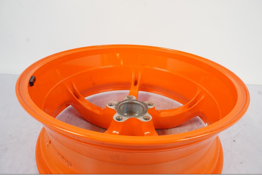 Snett nerifrån på Fälg från en KTM 1290 Super Duke R -2023 motorcykel.