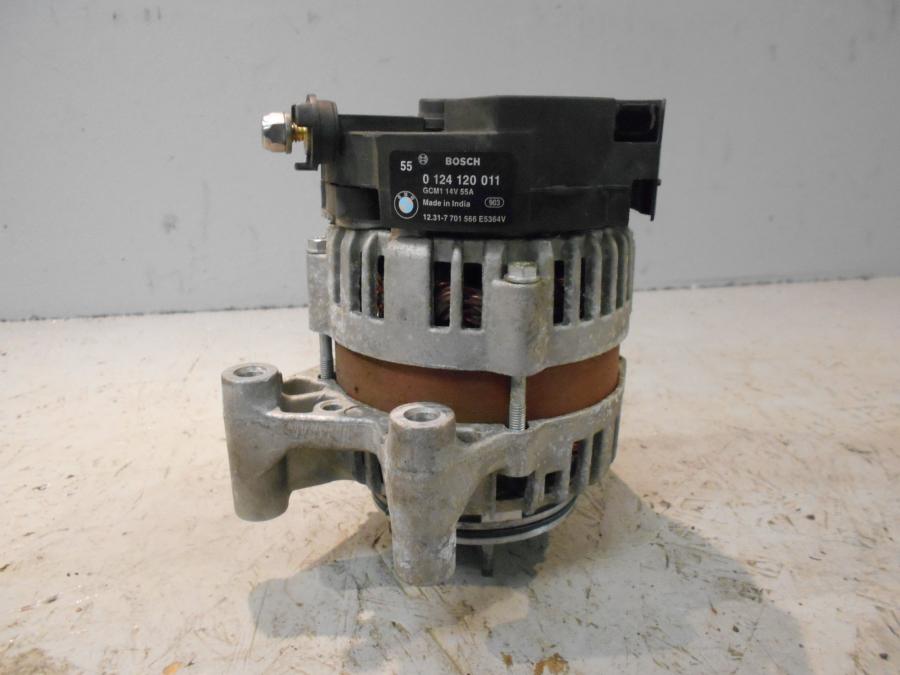 Framsidan på Generator från en BMW K 1300 R -2009 motorcykel.