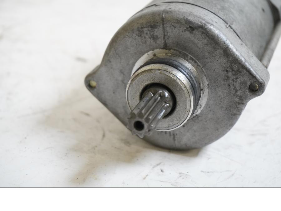 Baksidan på Startmotor från en Honda CBR 900 RR -1996 motorcykel.