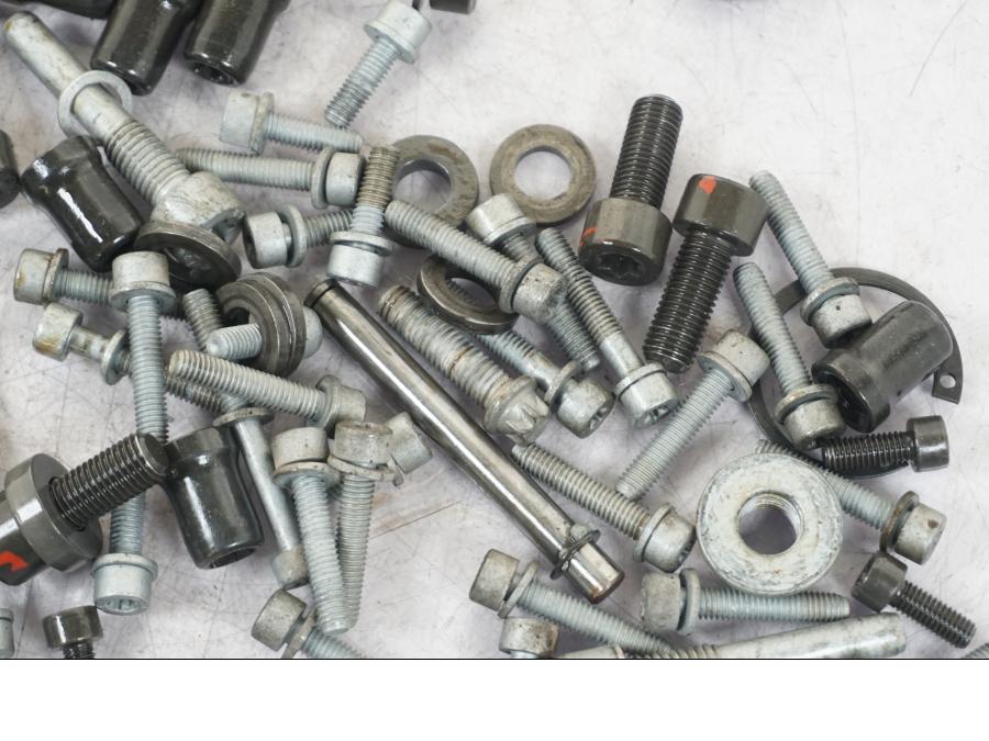 Vänster sida på Skruv / Mutter etc från en BMW R 1200 GS -2017 motorcykel.