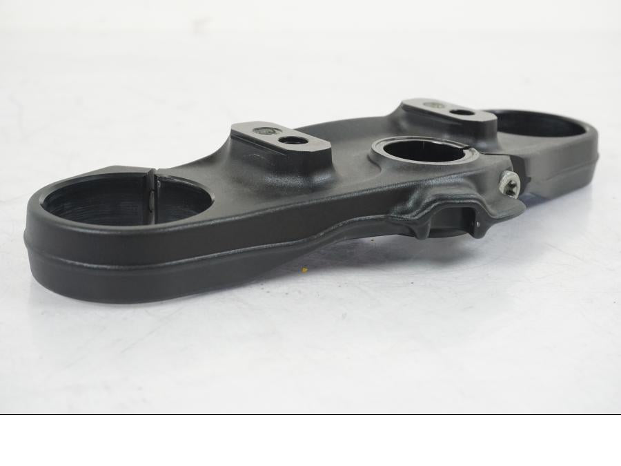 Vänster sida på Gaffelkrona från en KTM 1290 Super Duke R EVO -2023 motorcykel.