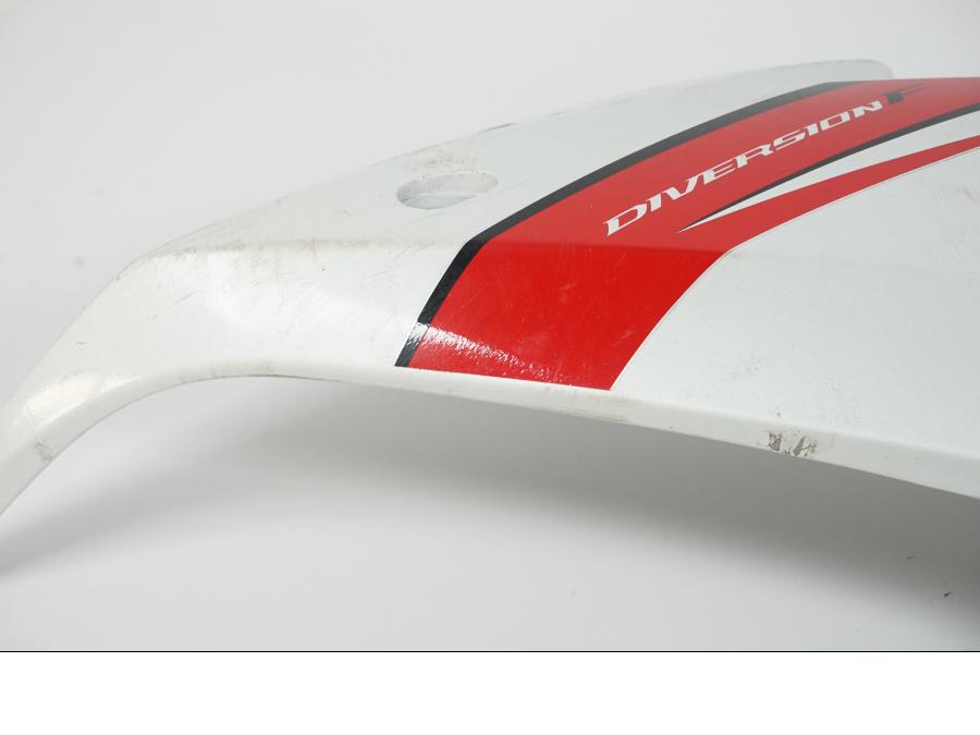 Höger sida på Sidkåpa från en Yamaha XJ 6 -2011 motorcykel.