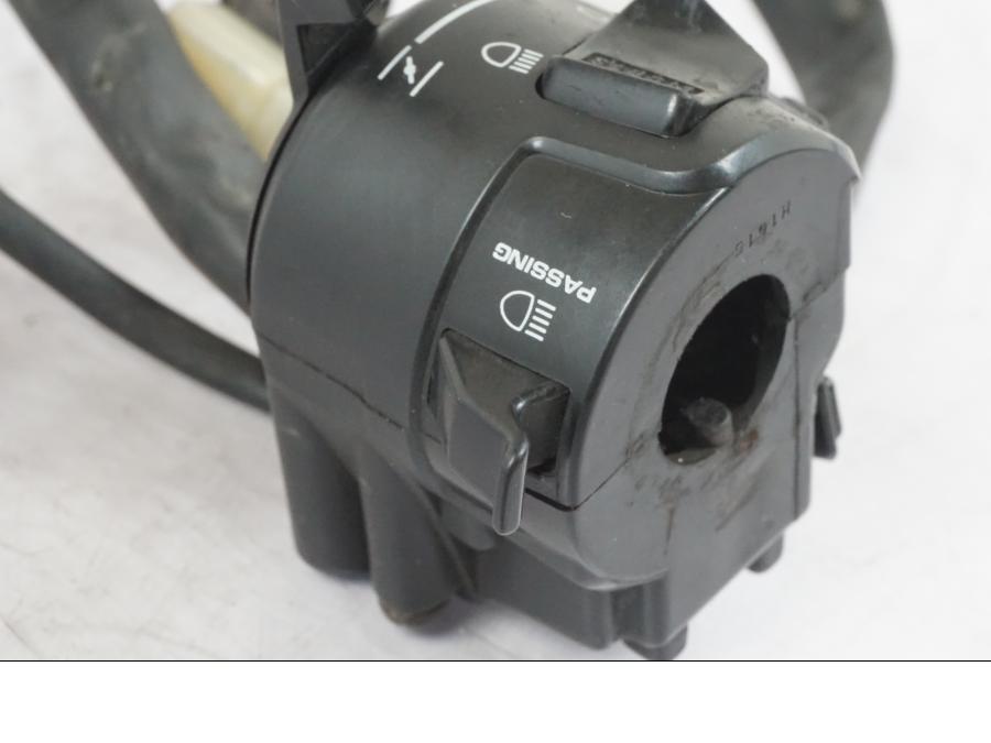 Vänster sida på Styrelreglage från en Honda CBR 1000 F -1999 motorcykel.