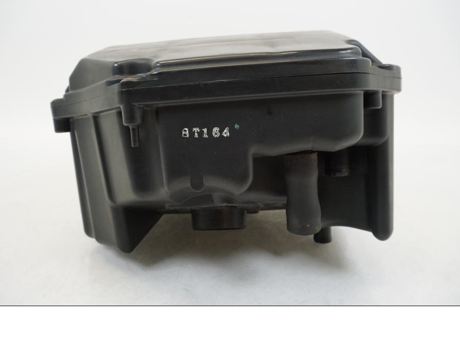 Vänster sida på Luftburk från en Honda XL 1000 V -1999 motorcykel.