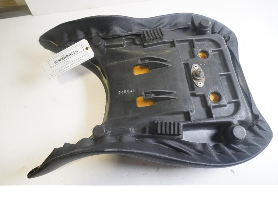 Höger sida på Sadel från en Suzuki TL 1000 S -1997 motorcykel.