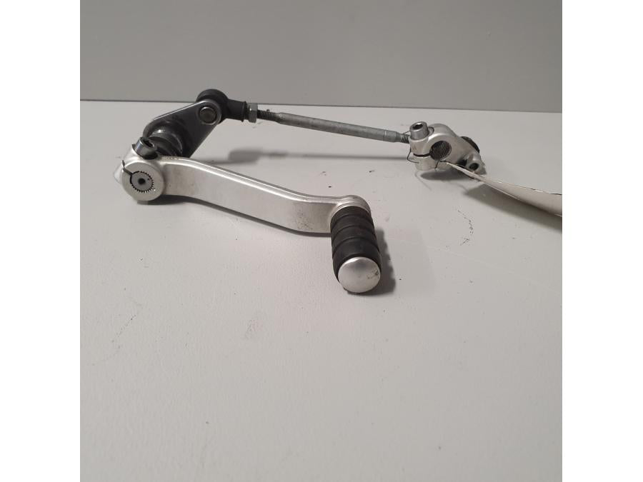 Vänster sida på Växelpedal från en Triumph Tiger -2012 motorcykel.