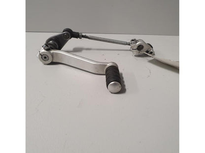 Vänster sida på Växelpedal från en Triumph Tiger -2012 motorcykel.