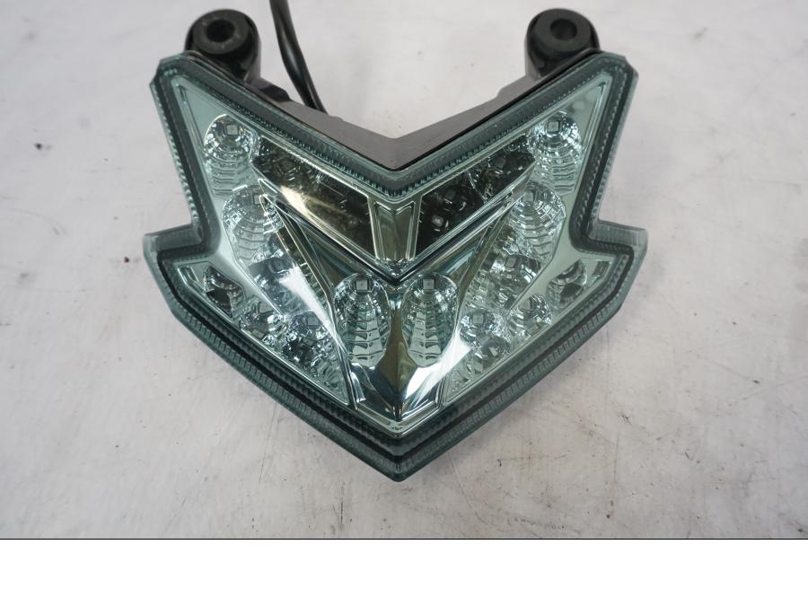 Snett uppifrån på Baklampa från en Kawasaki Z 800 -2014 motorcykel.