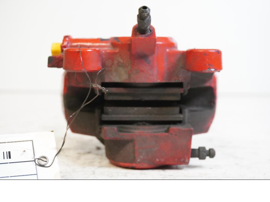 Höger sida på <p>Bromsok bak från Suzuki GSX-R 750 W 1995.</p>

<p>Tokico 2-kolv, rödmålad.</p> motorcykel.