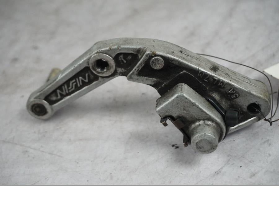 Framsidan på Bromsoksfäste från en Honda VFR 750 -1988 motorcykel.