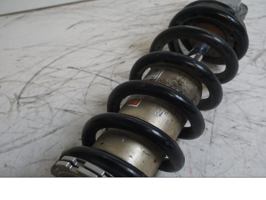 Snett nerifrån på Stötdämpare från en Kawasaki ZX-7R -1996 motorcykel.