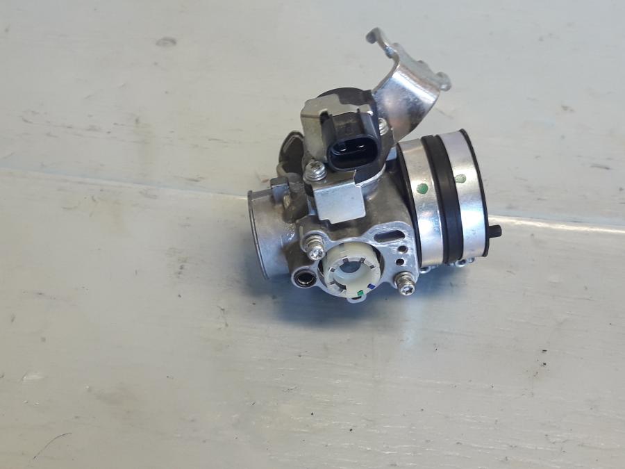 Baksidan på Spjällhus från en Yamaha MT 125 -2017 motorcykel.