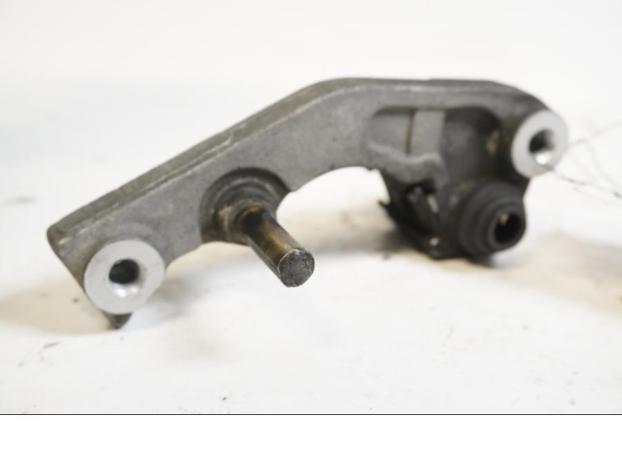 Framsidan på Bromsoksfäste från en Suzuki DR 650 -1998 motorcykel.