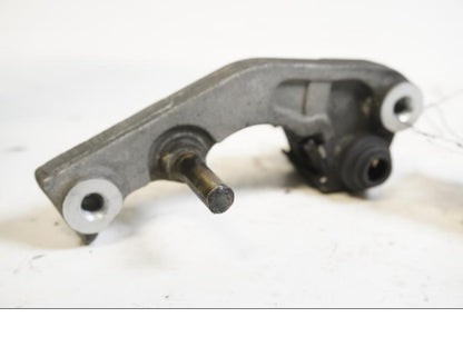 Framsidan på Bromsoksfäste från en Suzuki DR 650 -1998 motorcykel.