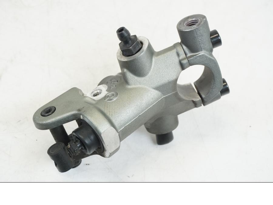 Snett uppifrån på Kopplingshuvudcylinder från en Ducati Streetfighter S -2011 motorcykel.