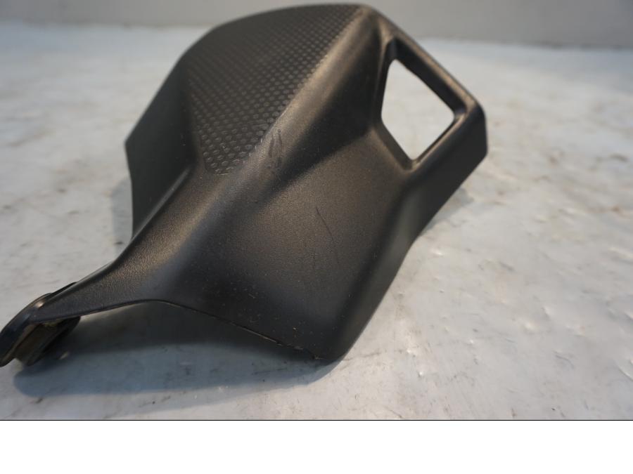 Baksidan på Värmeskydd från en Yamaha XT 1200 Z -2011 motorcykel.