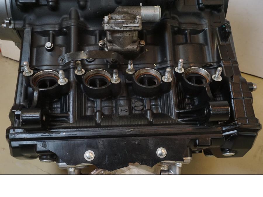 Vänster sida på Motor från en Kawasaki Z 900 -2017 motorcykel.