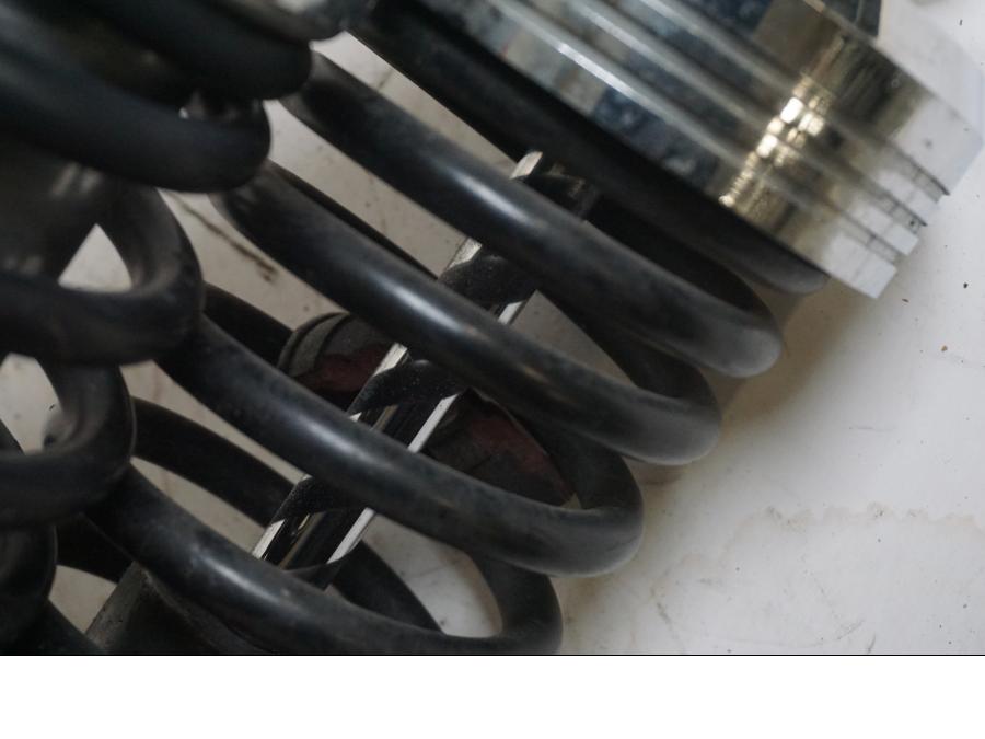 Snett nerifrån på Stötdämpare från en Yamaha V-MAX 1200 -1997 motorcykel.