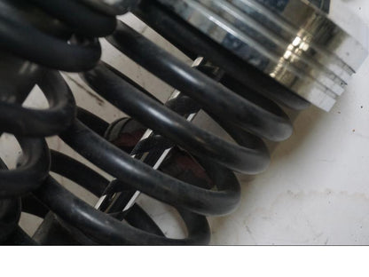 Snett nerifrån på Stötdämpare från en Yamaha V-MAX 1200 -1997 motorcykel.