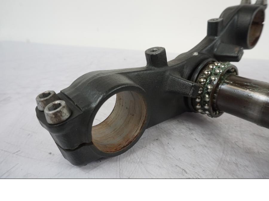 Snett nerifrån på Gaffelkrona från en Kawasaki ER-6F -2010 motorcykel.