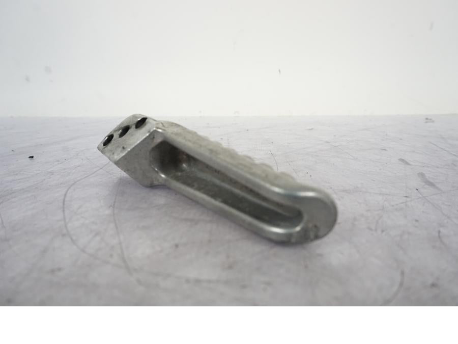 Snett nerifrån på Fotpinne från en Kawasaki ER-6N -2008 motorcykel.