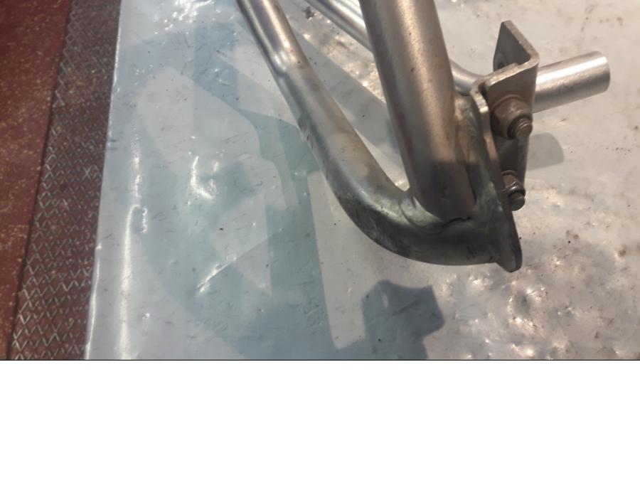 Snett nerifrån på Motorskyddsbåge från en BMW F 700 GS -2015 motorcykel.