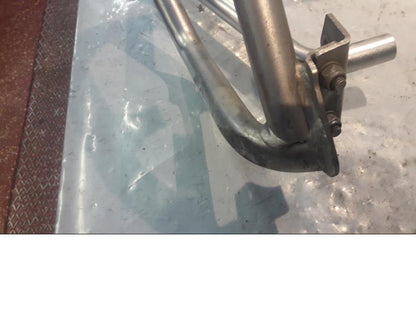 Snett nerifrån på Motorskyddsbåge från en BMW F 700 GS -2015 motorcykel.